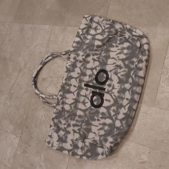 Alo Yoga Tie-Dye Shopper Tote Bag - Picture 2 of 13